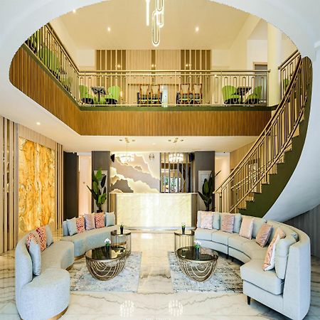 Yulia Hotel Managed By Hig Gorontalo Buitenkant foto