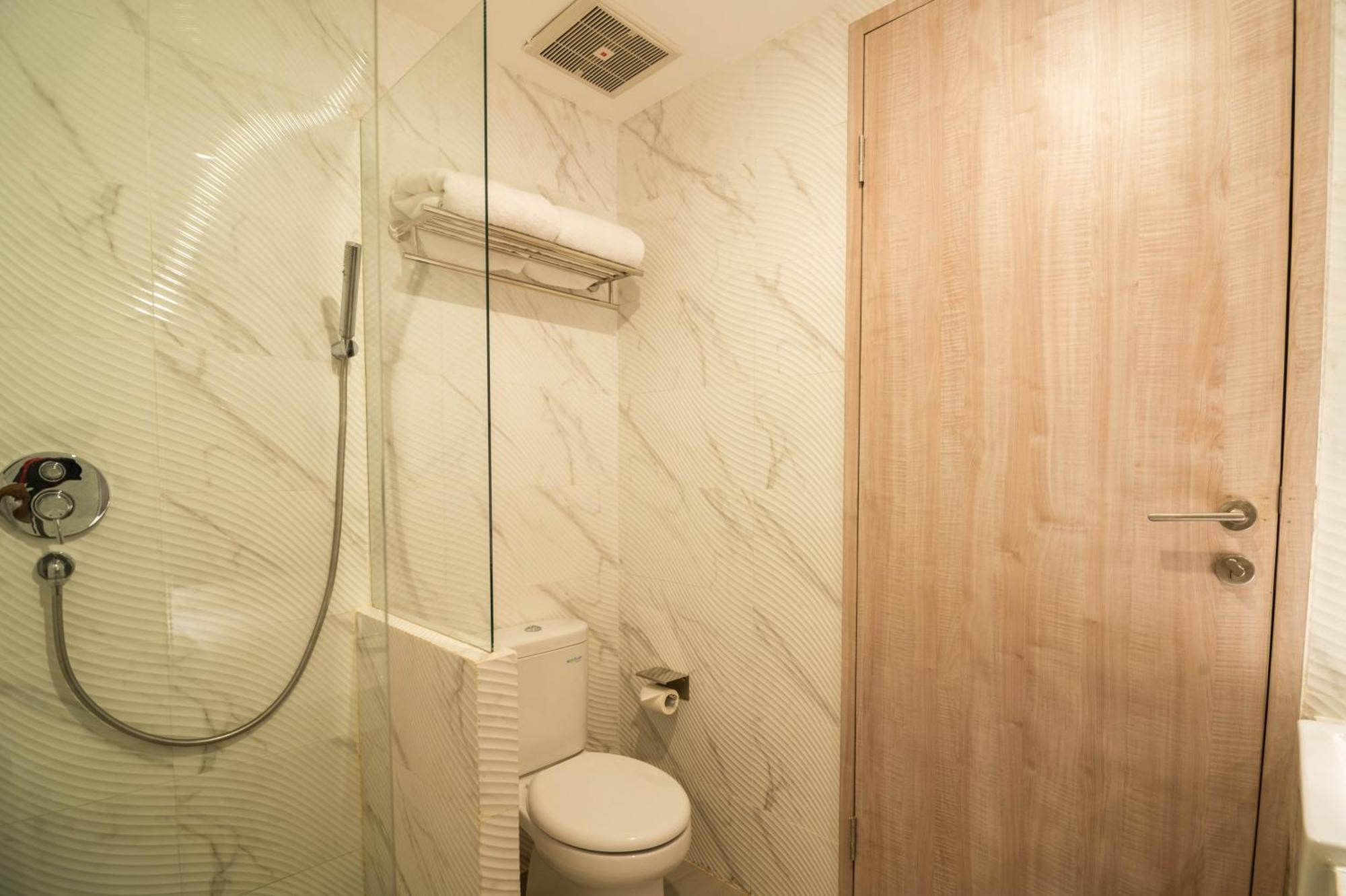 Yulia Hotel Managed By Hig Gorontalo Buitenkant foto