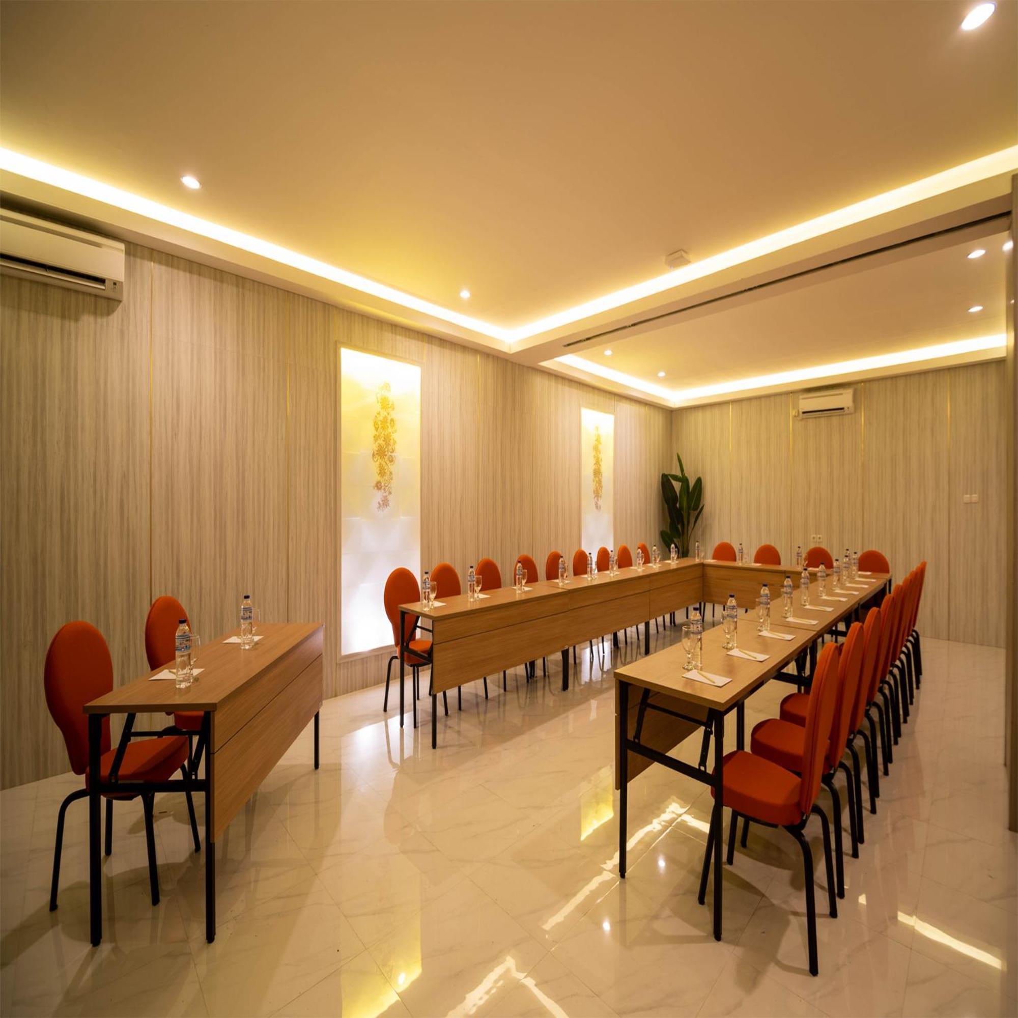 Yulia Hotel Managed By Hig Gorontalo Buitenkant foto