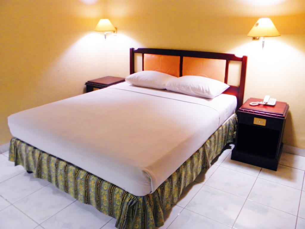 Yulia Hotel Managed By Hig Gorontalo Kamer foto