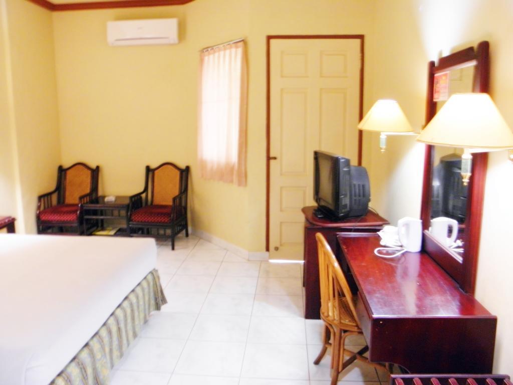 Yulia Hotel Managed By Hig Gorontalo Kamer foto