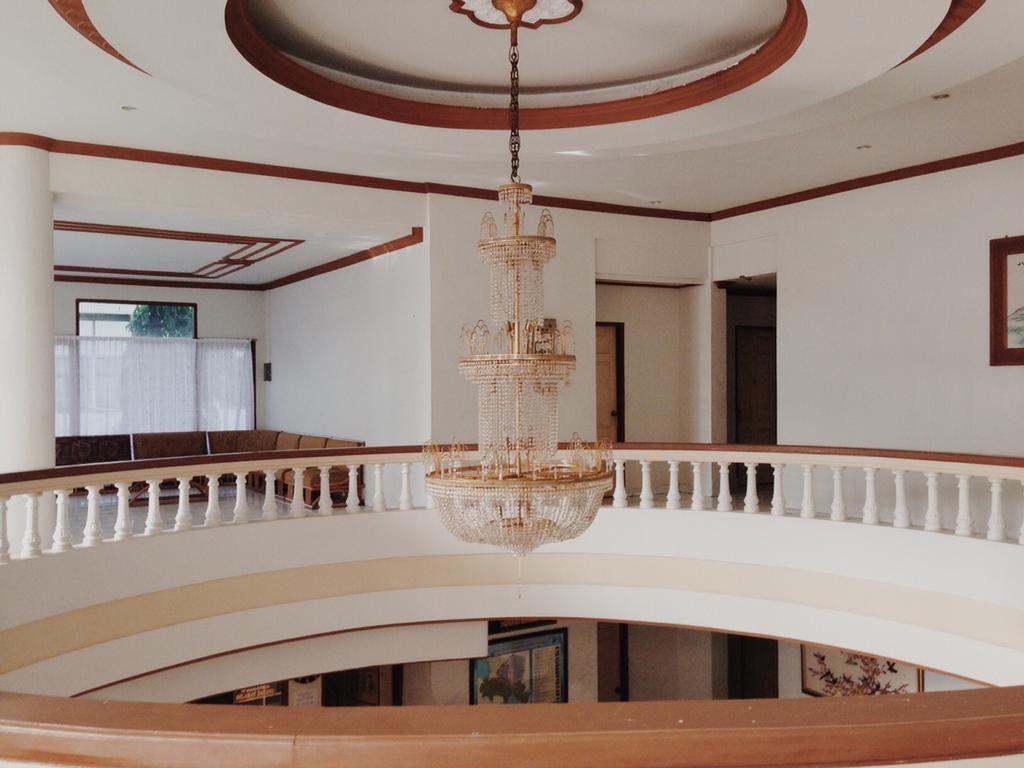Yulia Hotel Managed By Hig Gorontalo Buitenkant foto